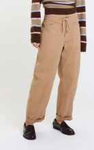 Load image into Gallery viewer, Villa Barrel Pant | Latte
